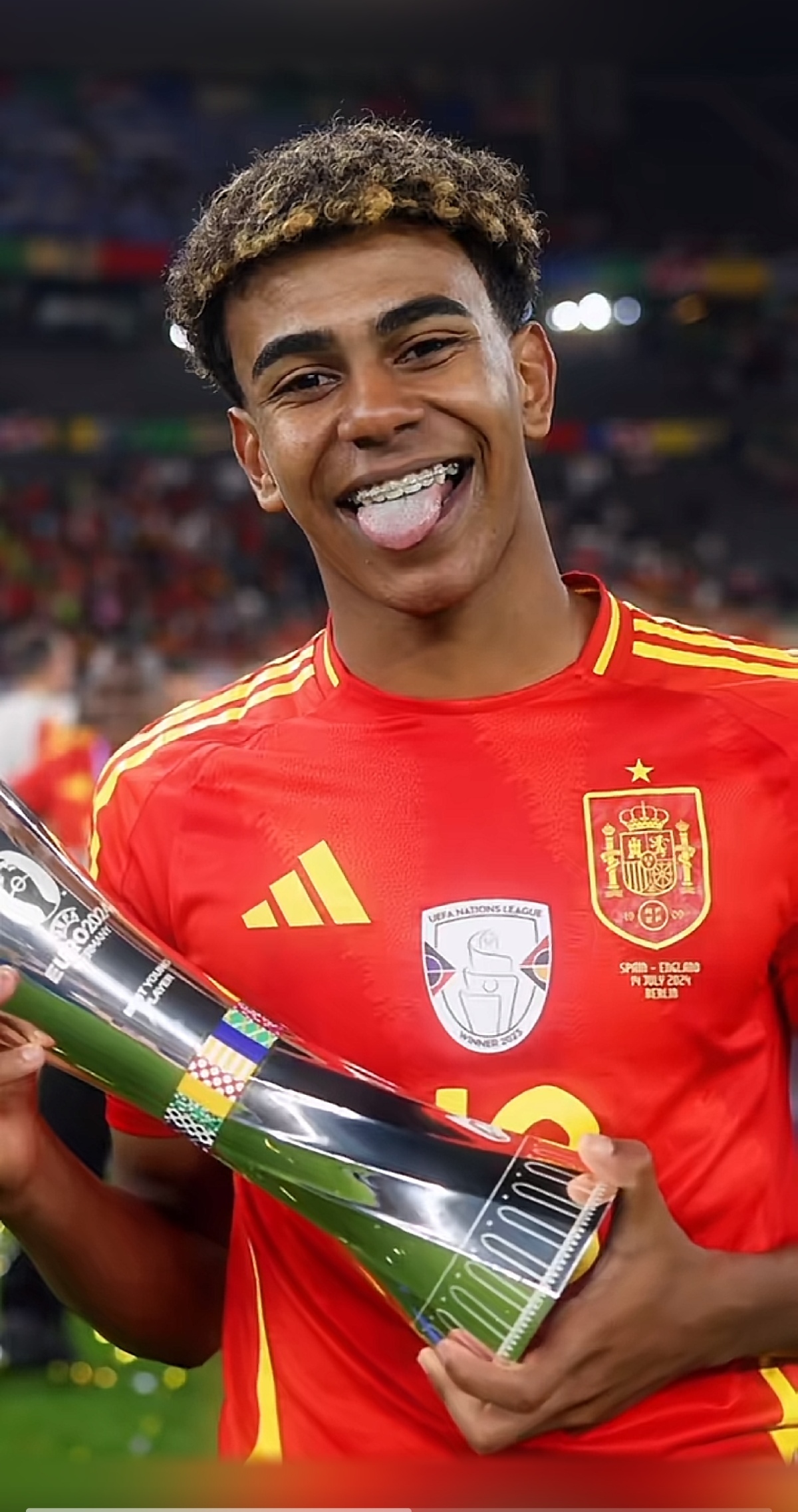 哈兰德：我和梅罗完全不在同一水平，没人能接近他们两人（哈兰德：我与梅西C罗不在一个层次，无人能达到他们的高度）