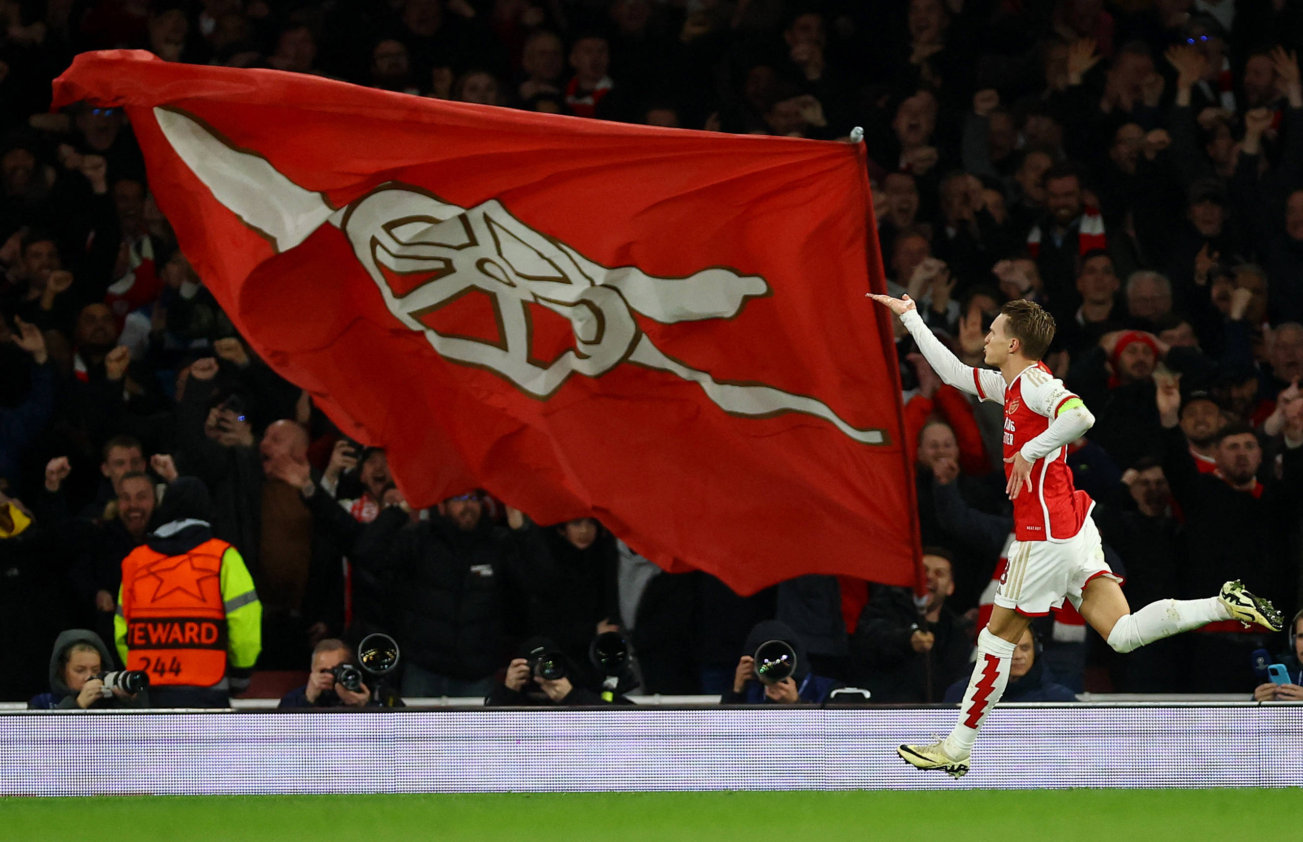 上肢力量对足球的重要性（上肢力量在足球中的关键作用）